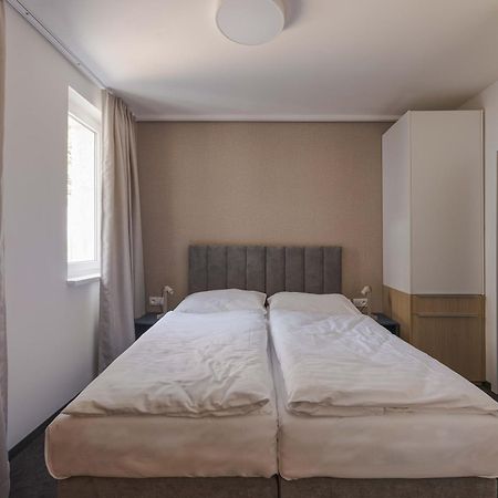 Hotel Taxis Bratislava - New Rooms Buitenkant foto