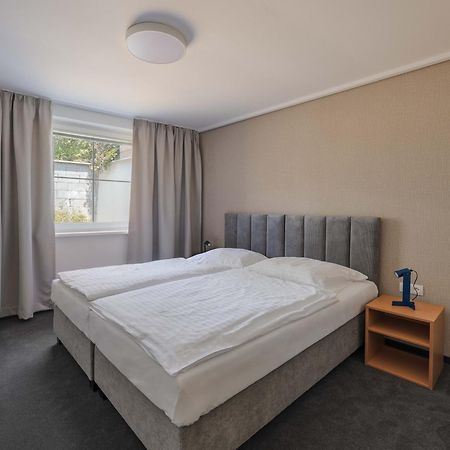 Hotel Taxis Bratislava - New Rooms Buitenkant foto