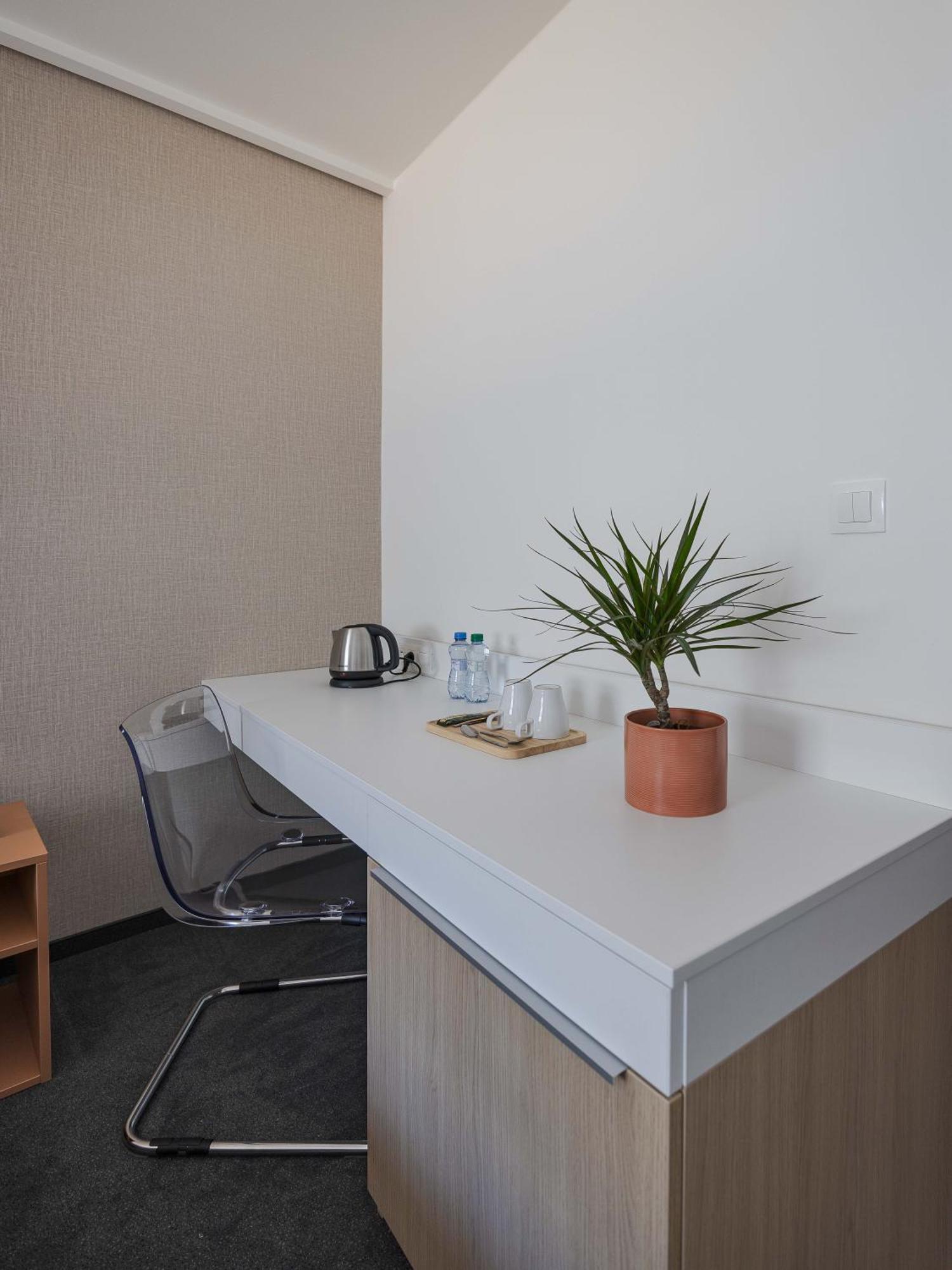 Hotel Taxis Bratislava - New Rooms Buitenkant foto