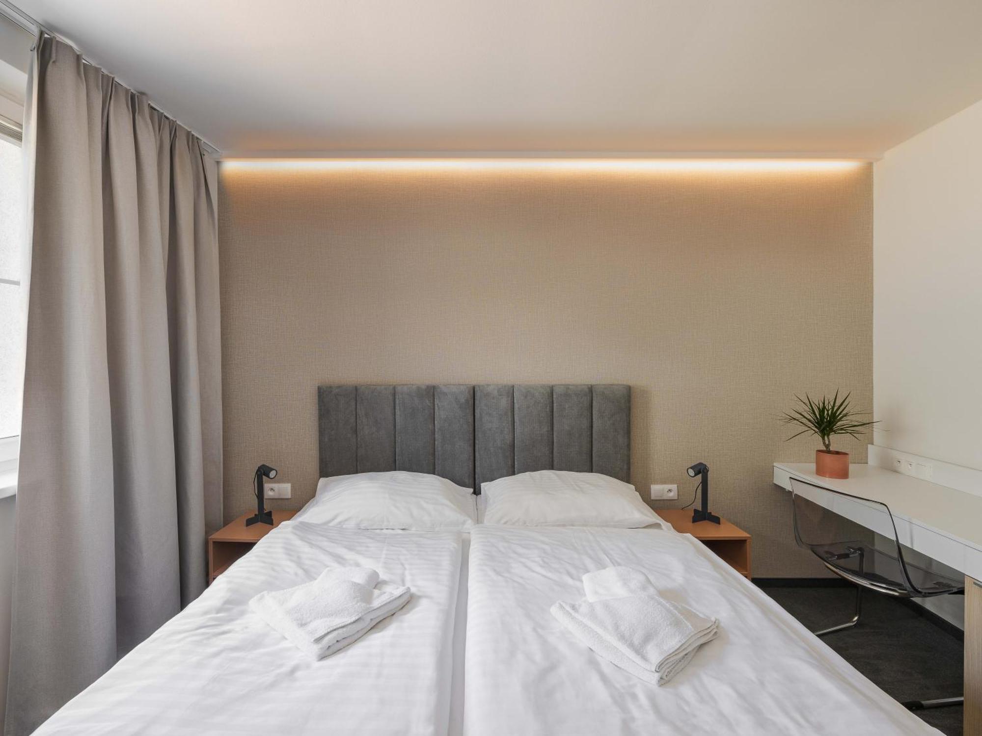 Hotel Taxis Bratislava - New Rooms Buitenkant foto